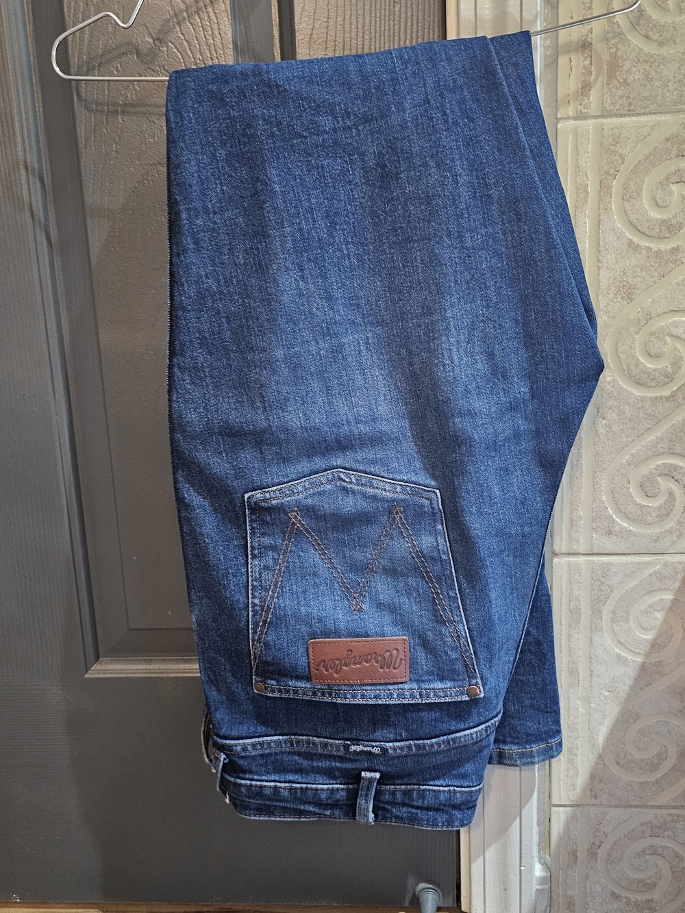 Wrangler Women's Indigo Straight Jeans with Contrast Stitching